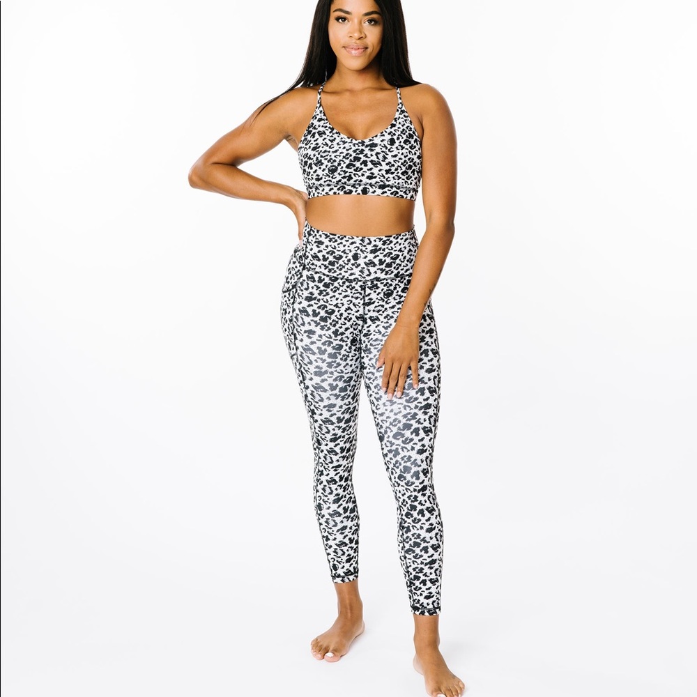 Zyia Snow Leopard Pocket Brilliant